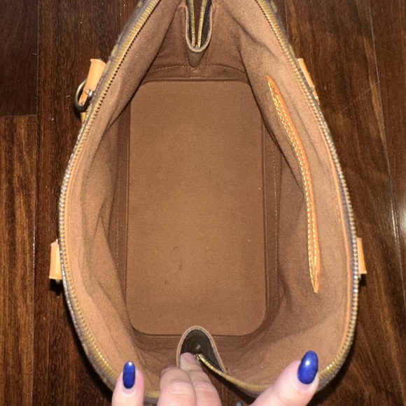 Louis Vuitton Alma - Picture 9 of 11